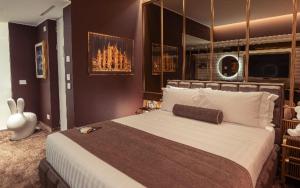 米兰ODSweet Duomo Milano Hotel的一间卧室,卧室内配有一张大床