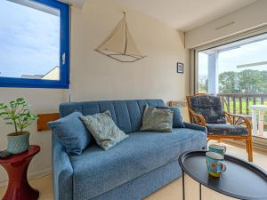 卡纳克海滩Apartment Plein Ciel-1 by Interhome的客厅配有蓝色的沙发和桌子