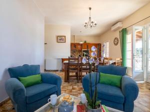 沙托雷纳尔Holiday Home Mas de la Gourmette by Interhome的客厅配有2把蓝色椅子和桌子