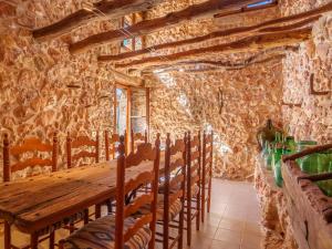 森瑟勒斯Holiday Home Can Xerret by Interhome的一间带木桌和椅子的用餐室