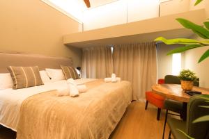 毕尔巴鄂Old Town Apartments by Staynnapartments的一间卧室配有一张带白色毛巾的床