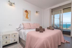 科洛尼亚圣霍尔迪Mar Colonia的一间卧室配有一张床、一个梳妆台和一扇窗户。