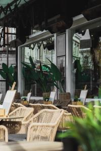 马斯特里赫特德拉布尔斯酒店的一组藤椅坐在庭院里