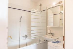 维也纳Vibrant Aparment perfect for Long Stays的带淋浴和盥洗盆的浴室