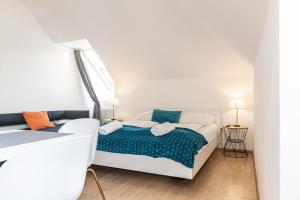 维也纳Vibrant Aparment perfect for Long Stays的一间白色卧室,配有一张床和两盏灯