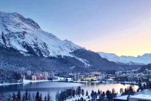 圣莫里茨Ferienapartment in Bestlage in Sankt Moritz的享有白雪 ⁇ 的城市美景