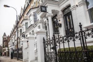 伦敦The W14 Kensington的白色的房子,带有铁艺围栏