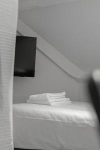 马斯特里赫特德拉布尔斯酒店的一堆毛巾放在一个房间里架子上