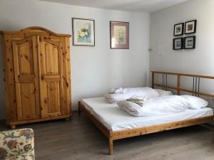 沙罗什保陶克Három Tarka Macska Apartmanok的一间卧室设有两张床和木制橱柜