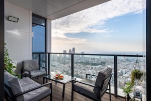 巴特亚姆Luxury Two Bedroom Seaview Apt的一间享有城市美景的客厅