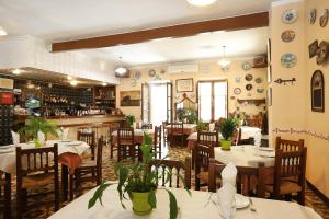 贝尼曼特利Nasilvana Hotel & Spa Adults Only的一间带桌椅的餐厅和一间酒吧