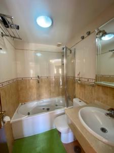 厄尔梅达诺Bedroom Medanomar 2的带浴缸、卫生间和盥洗盆的浴室
