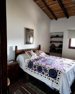 圣拉斐尔SANTA MARIA REINA的一间卧室配有床,床上装有被子