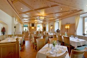 齐勒谷地施特拉斯Gasthof Hotel Post的一间设有白色桌椅的用餐室