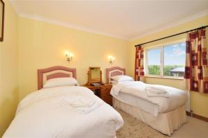 戈尔韦克拉尔蒙特住宿加早餐旅馆的酒店客房设有两张床和窗户。