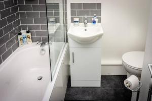 格拉斯哥Modern bright studio apartment in south Glasgow的白色的浴室设有水槽和卫生间。