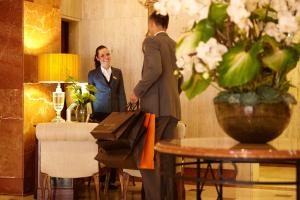 圣保罗圣保罗波尔图湾酒店的站在桌子旁的男人和女人