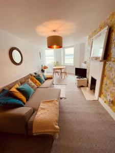 布莱顿霍夫Penthouse Sea view home的带沙发和壁炉的客厅