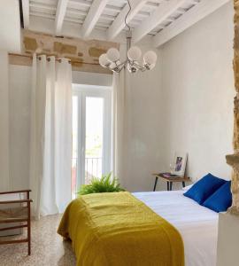 阿尔科斯-德拉弗龙特拉Botánico Casa Rural的一间卧室配有一张黄色毯子床