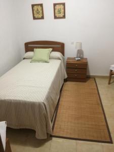 莱斯卡瑟斯-达尔卡纳Casa Gloria 2的一间卧室配有一张床和一个带绿色枕头的床头柜。