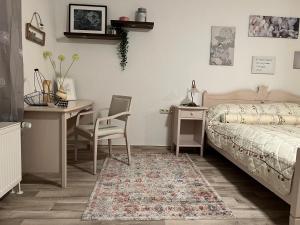 奎德林堡Landhaus Pusteblume的一间卧室配有一张床、一张桌子和一张书桌