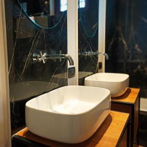 维泰博ArtGallery Apartment - Villa immersa nel verde - Deluxe的浴室设有白色水槽和镜子