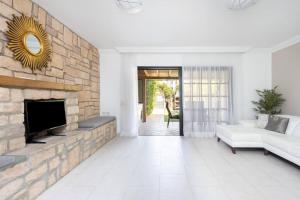 阿德耶Villa esclusiva a 300m da Playa del Duque的带沙发和壁炉的客厅