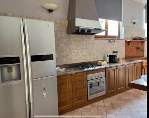 维罗纳Green Woods的厨房配有白色冰箱和木制橱柜。