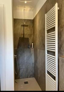 维罗纳Green Woods的浴室设有淋浴,墙上有十字架