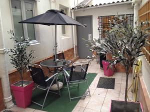 巴黎欧洲酒店的庭院内桌椅和遮阳伞
