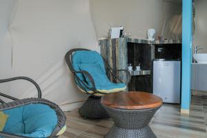 SantiagoBadu Lodge Puriscal的客厅配有两把椅子和一张桌子