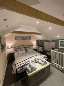 法尔茅斯Garden Room @ Bosanath Mill的一间卧室配有一张床和一张桌子