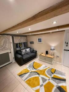 法尔茅斯Garden Room @ Bosanath Mill的带沙发和地毯的客厅
