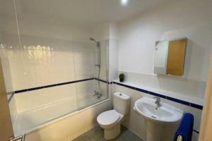 威根Moda Wigan 2 - Stylish 2 Bed in Central Wigan的一间带卫生间和水槽的浴室