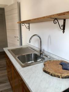莫利纳迪莱德罗CasaTati的厨房配有水槽和木制切板