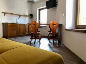 莫利纳迪莱德罗CasaTati的一间设有厨房和一张床的客房内的两把椅子