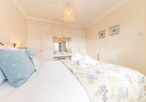 凯西克7 Greta Grove House的卧室配有一张白色大床和蓝色枕头
