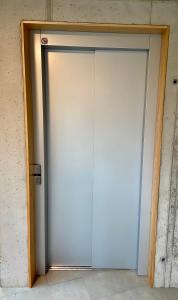 卢斯特瑙BOUTIQUE APARTMENTS LUSTENAU Nachhaltige Kühlung über Erdsonde und Fussbodenkühlung的一间设有开放式门的房间