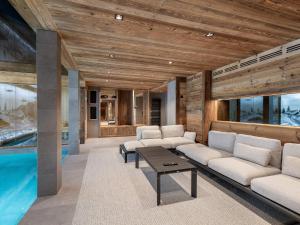 谷雪维尔Chalet Courchevel 1550, 6 pièces, 10 personnes - FR-1-562-49的客厅配有白色家具和游泳池