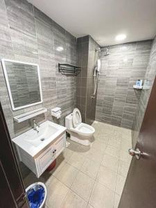 蕉赖Balakong,1-7pax,Cozy Studio,Near Dataran C180的浴室配有卫生间、盥洗盆和淋浴。