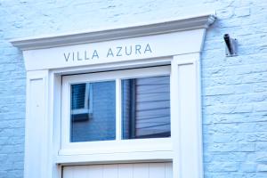 托伦Villa Azura的一座建筑的窗户,上面写着“阿祖拉别墅”