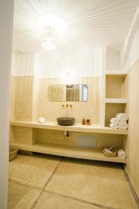 马拉喀什Riad Rahal的一间带水槽和镜子的浴室
