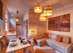 托伦Villa Azura的客厅配有沙发和桌子
