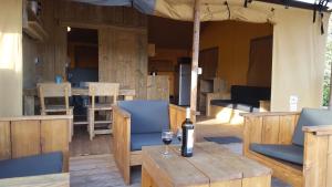阿尔科巴萨Silver Coast Glamping luxury lodge的木桌旁的一瓶葡萄酒