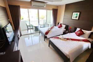 乔木提恩海滩Valhalla Pattaya的酒店客房设有两张床和一个阳台。