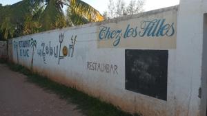 马哈赞加Akwaba Chez les Filles的街道旁的墙上有涂鸦