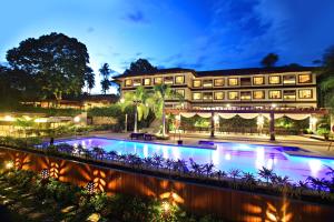 达沃市热带酒店的夜间设有游泳池的酒店