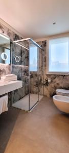 拉齐塞Ville Lazise Ada & Rico的一间带玻璃淋浴和卫生间的浴室