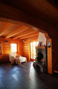 扎沃亚Sarni Szlak的小木屋内带壁炉的客房