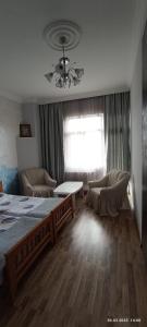 姆兹瓦内康茨基Olesya Guesthouse的一间卧室配有一张床、一张桌子和一个窗户。